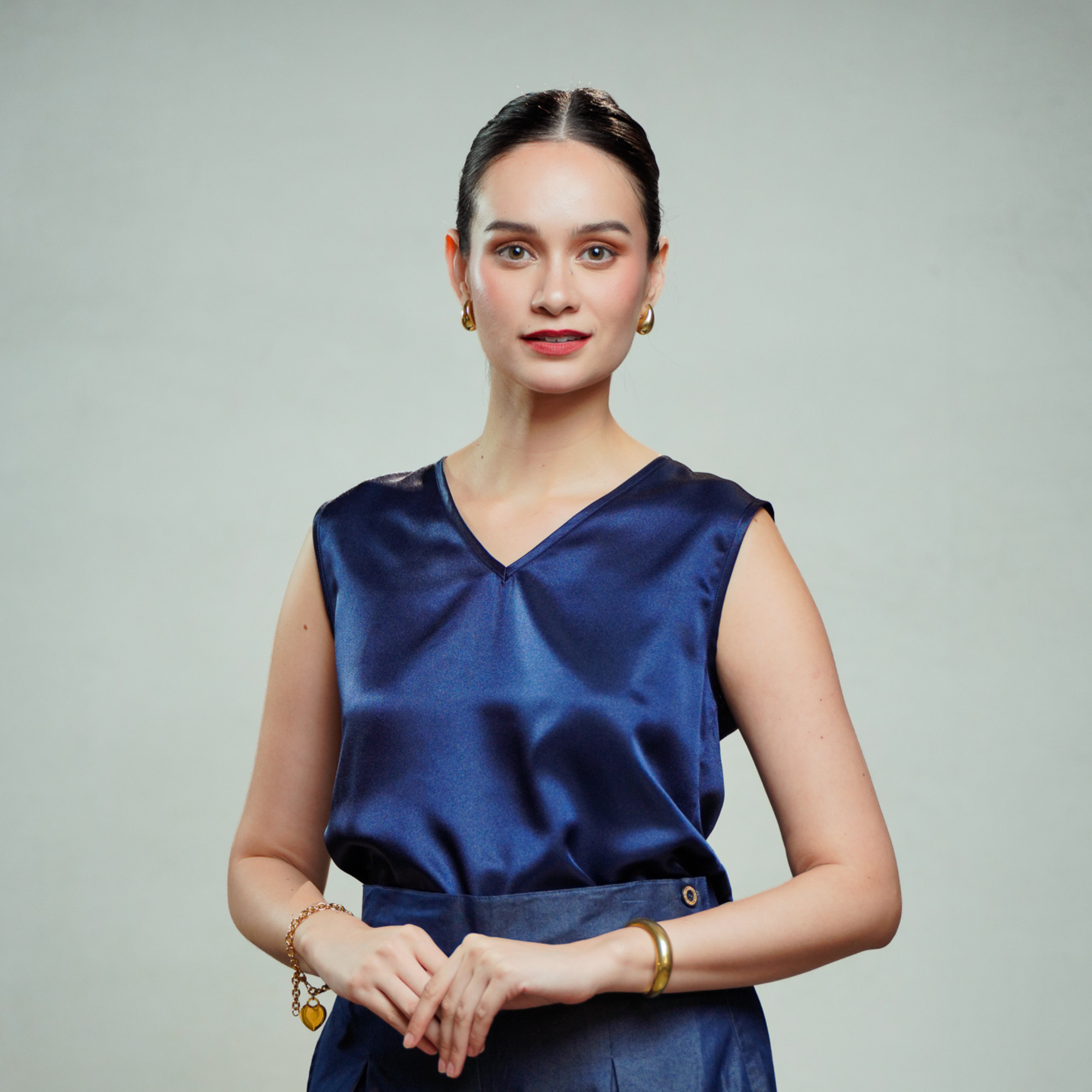 On-hand item: Navy Blue Silk Cotton V-neck top