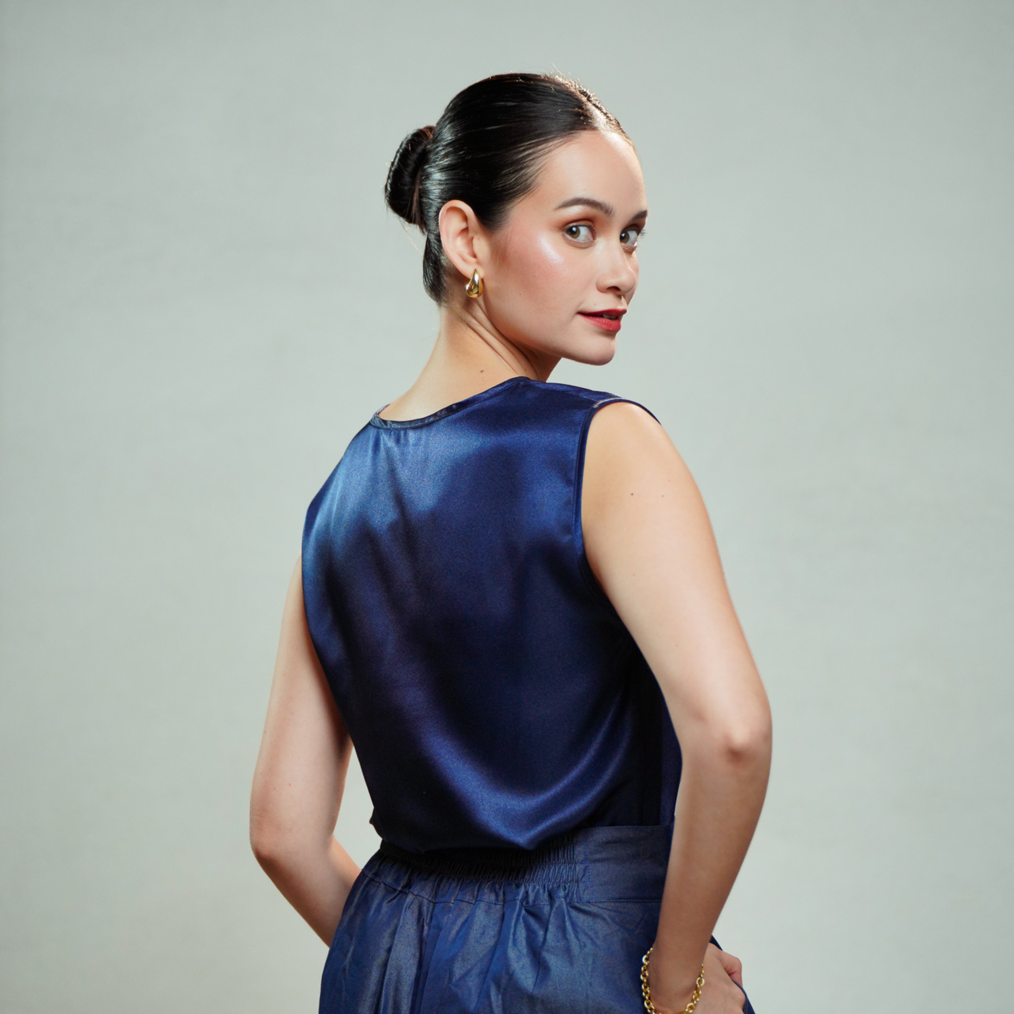 On-hand item: Navy Blue Silk Cotton V-neck top