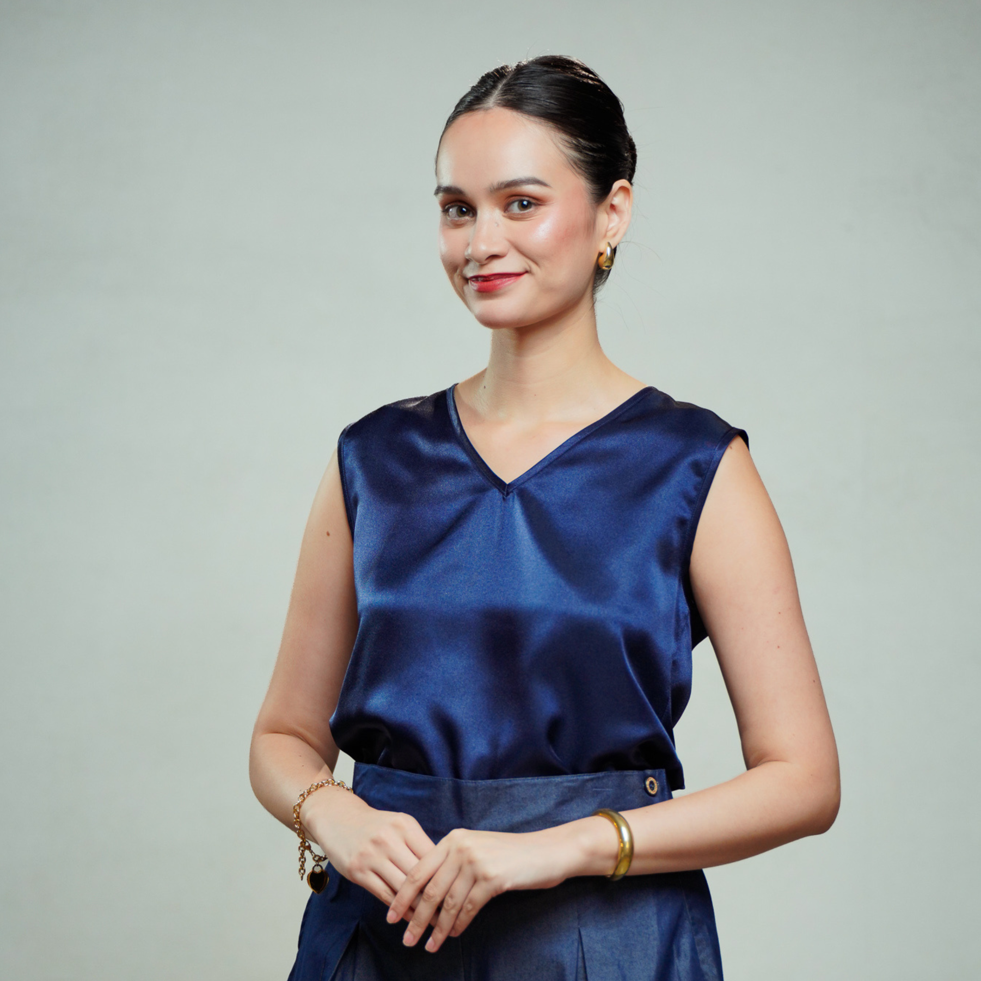 On-hand item: Navy Blue Silk Cotton V-neck top