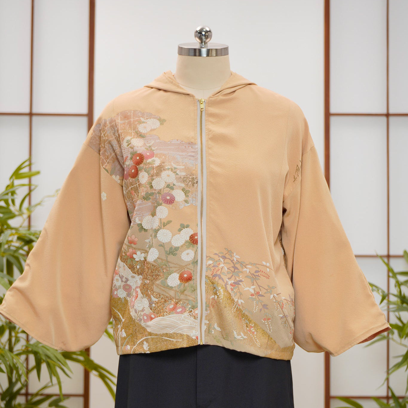 WC 32 campaign: Cream Hoodie With Zipper | HWZ7907Y