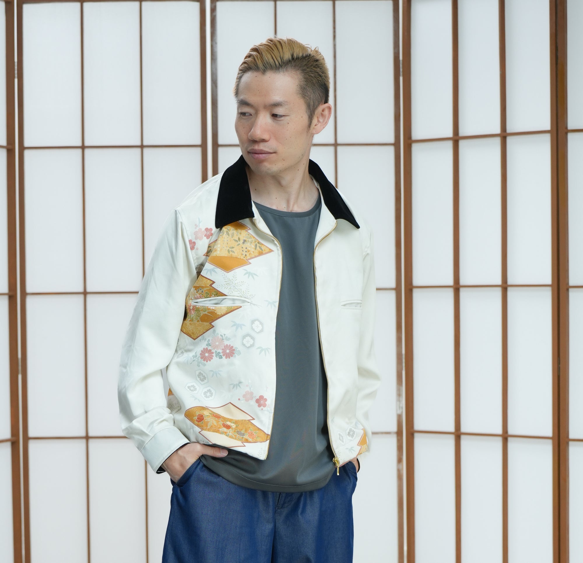 On-hand item: Light and black Zipup short jacket | ZSJ6456 | Medium