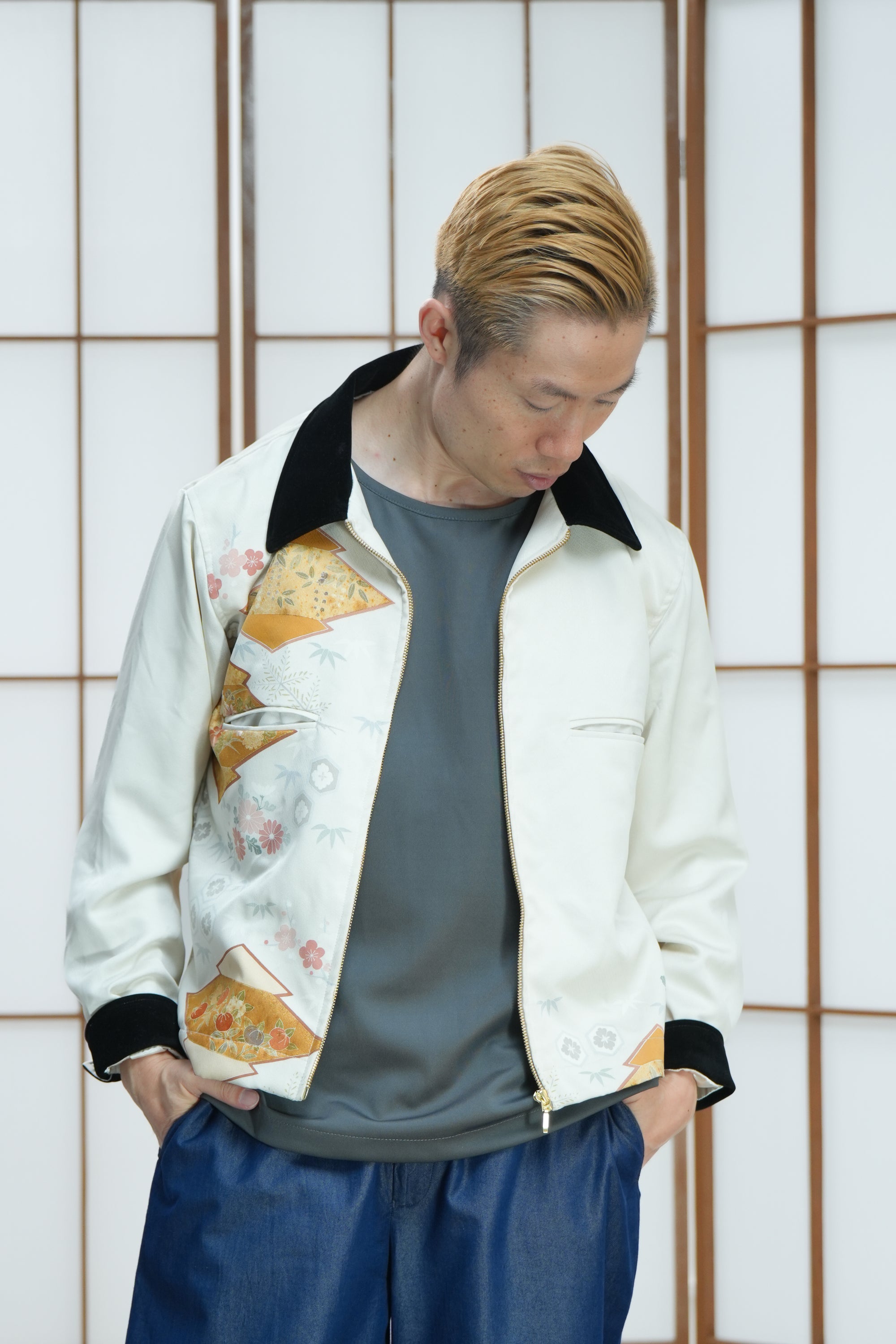 On-hand item: Light and black Zipup short jacket | ZSJ6456 | Medium