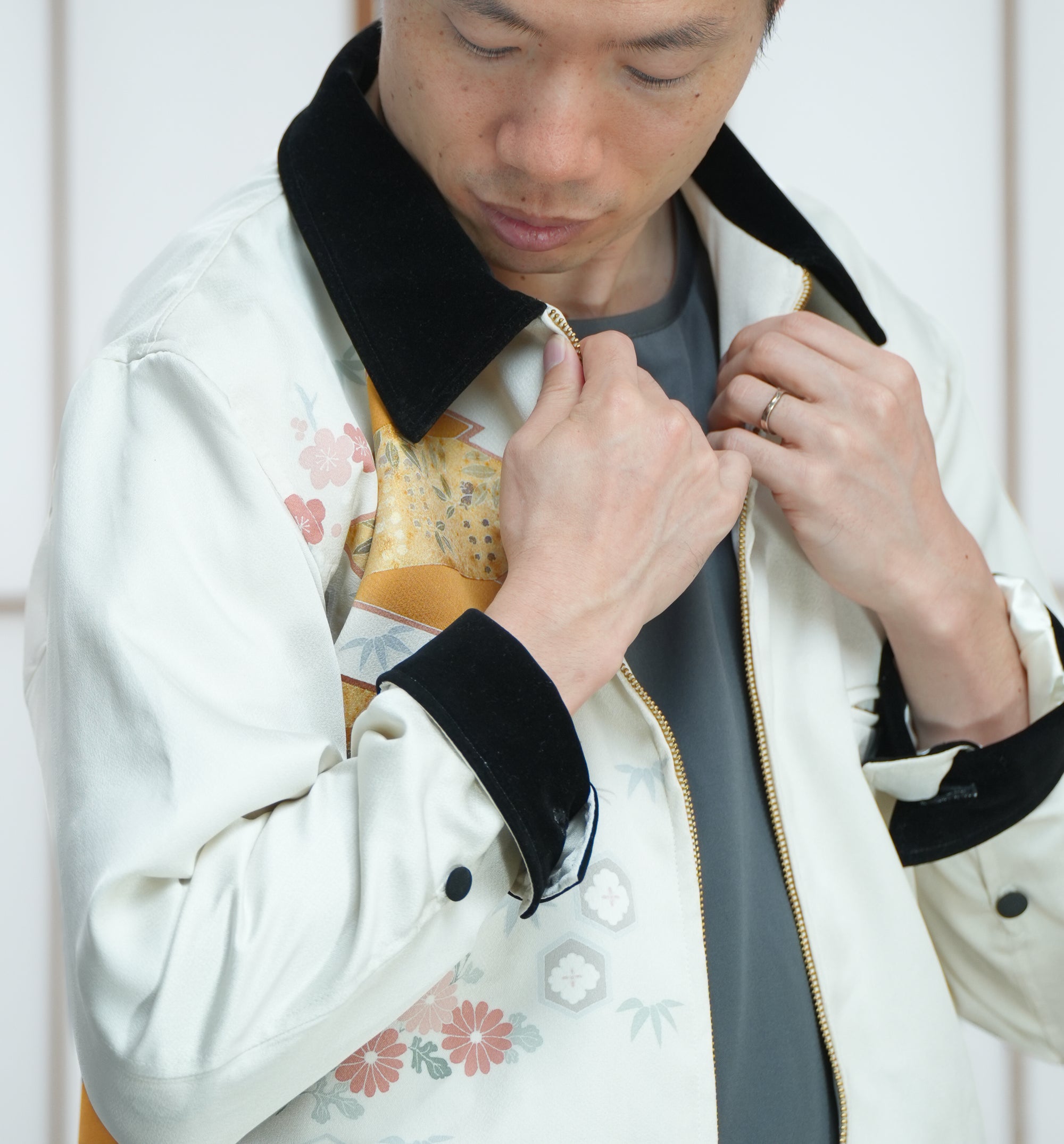 On-hand item: Light and black Zipup short jacket | ZSJ6456 | Medium