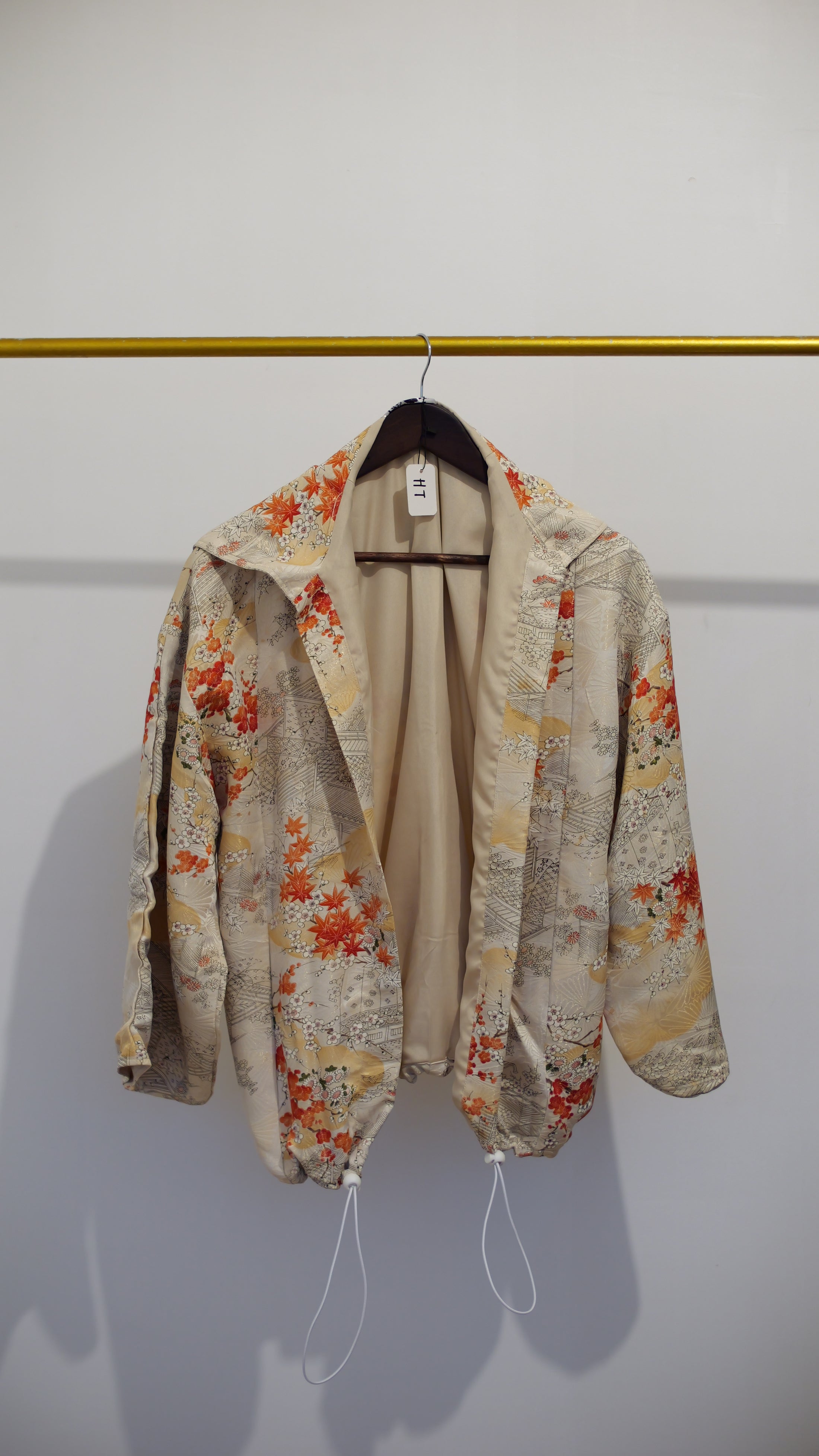 Online private viewing | Cream hoodie - maple autumn town | H543 (Nessa)