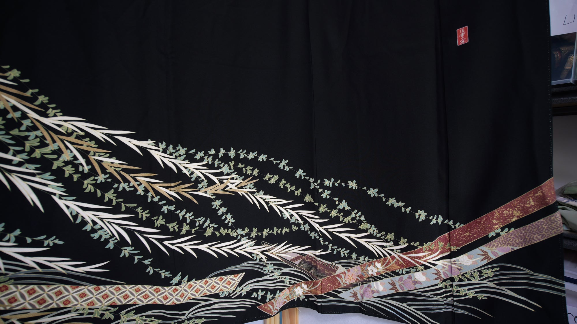Sakura Collection: AP27-01 | Black Trail of Leaves