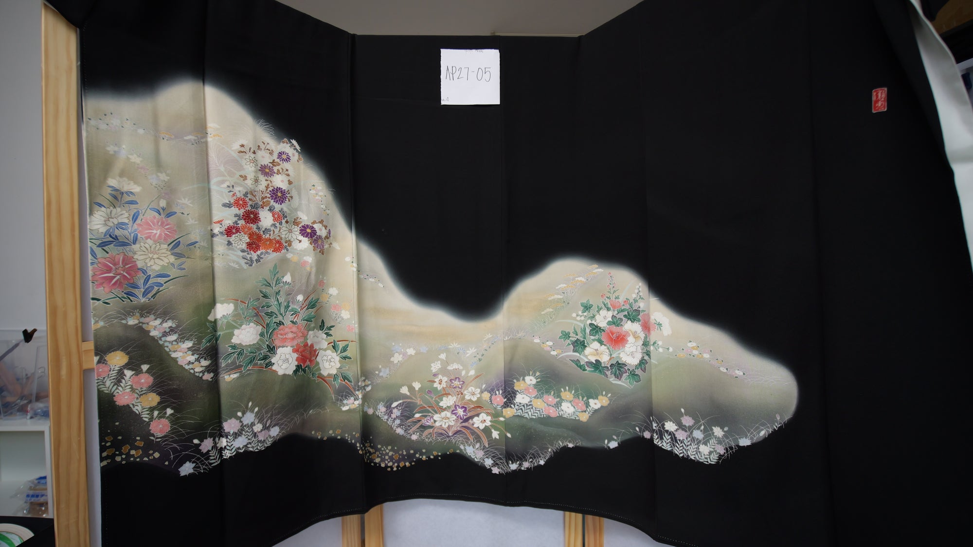 Sakura Collection: AP27-05 | Black Petal Waves