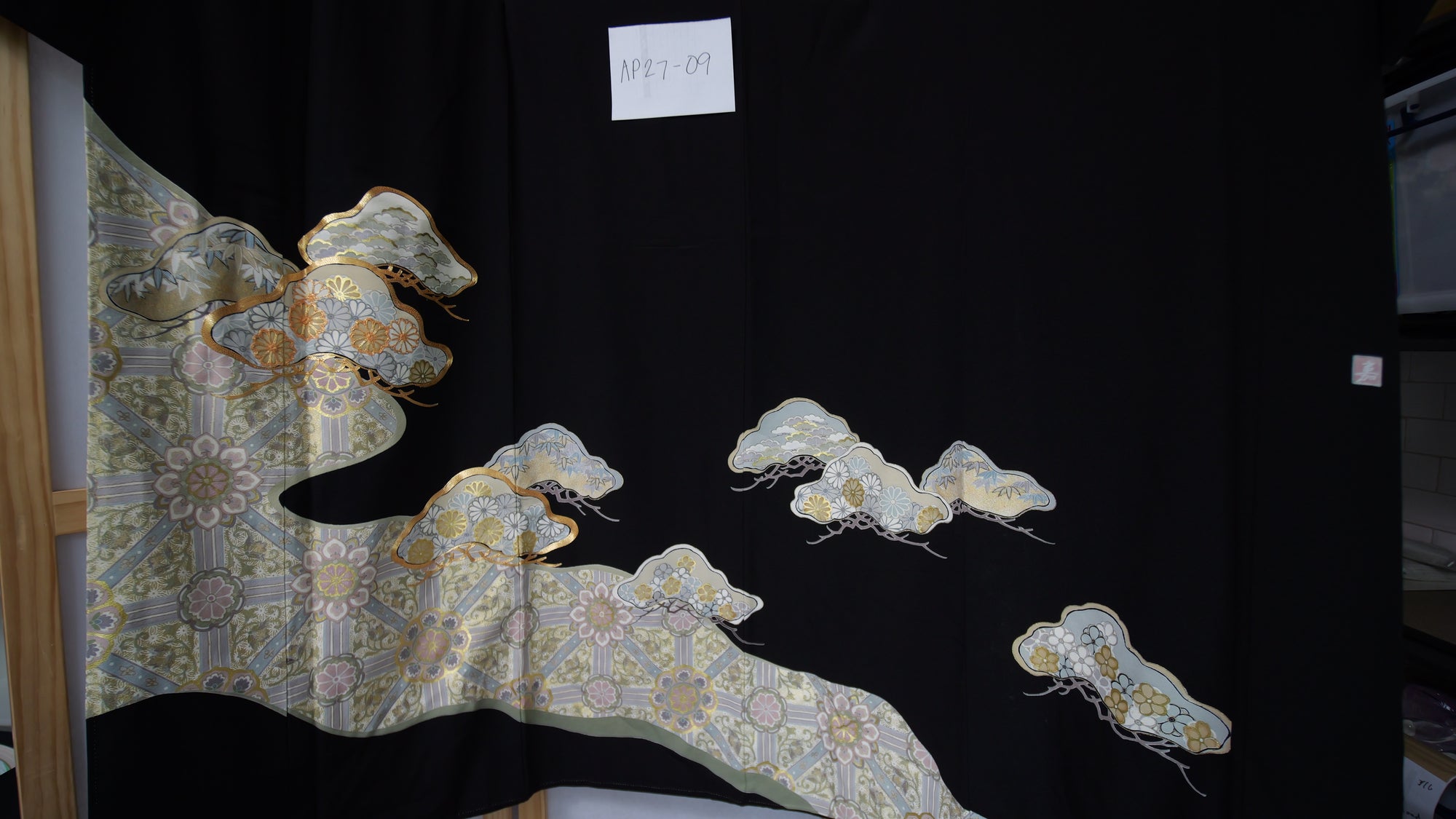NALB (No Art Left Behind) Fabric: AP27-09 | Black beautiful cloud-shaped patterns