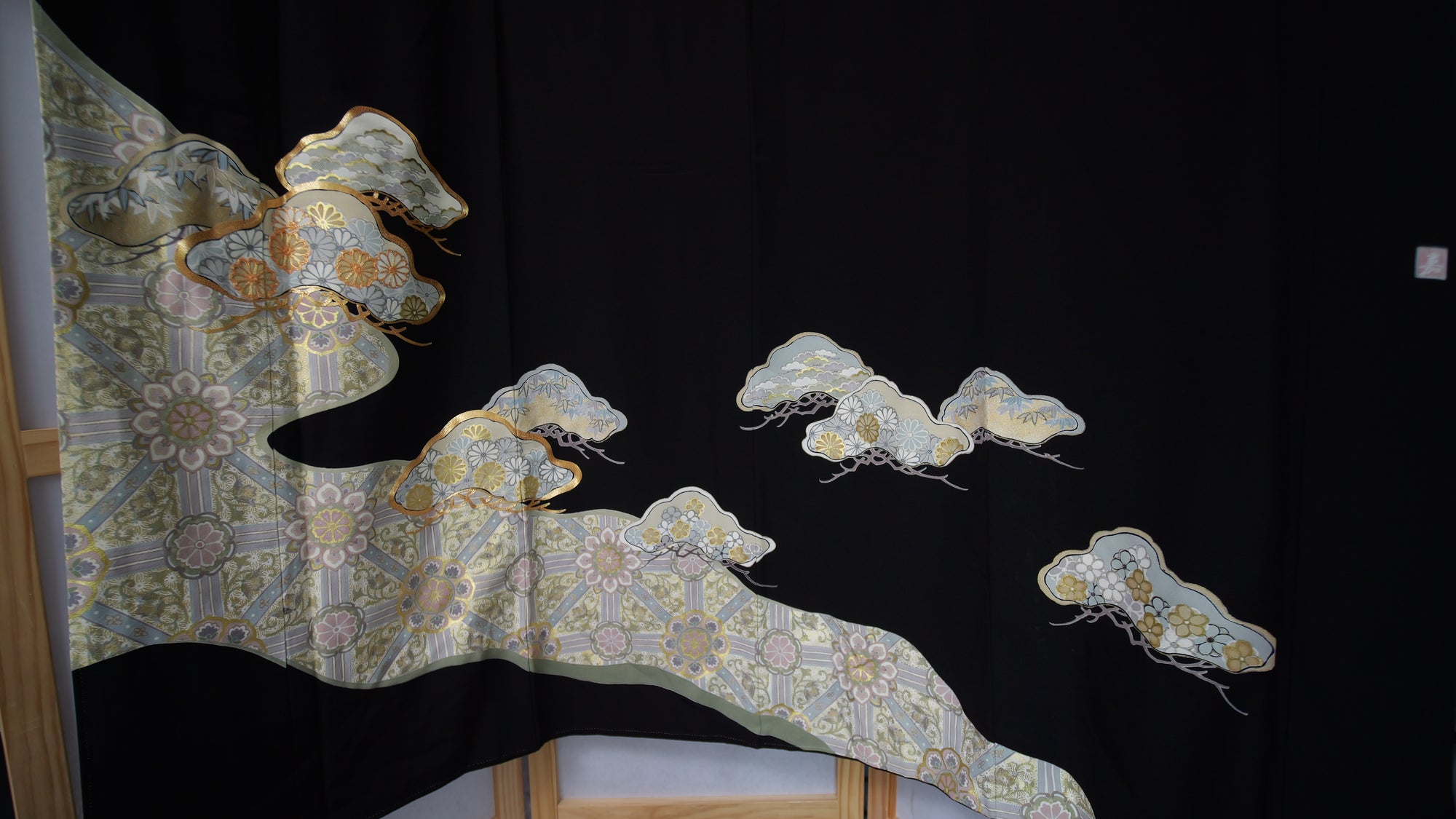 NALB (No Art Left Behind) Fabric: AP27-09 | Black beautiful cloud-shaped patterns