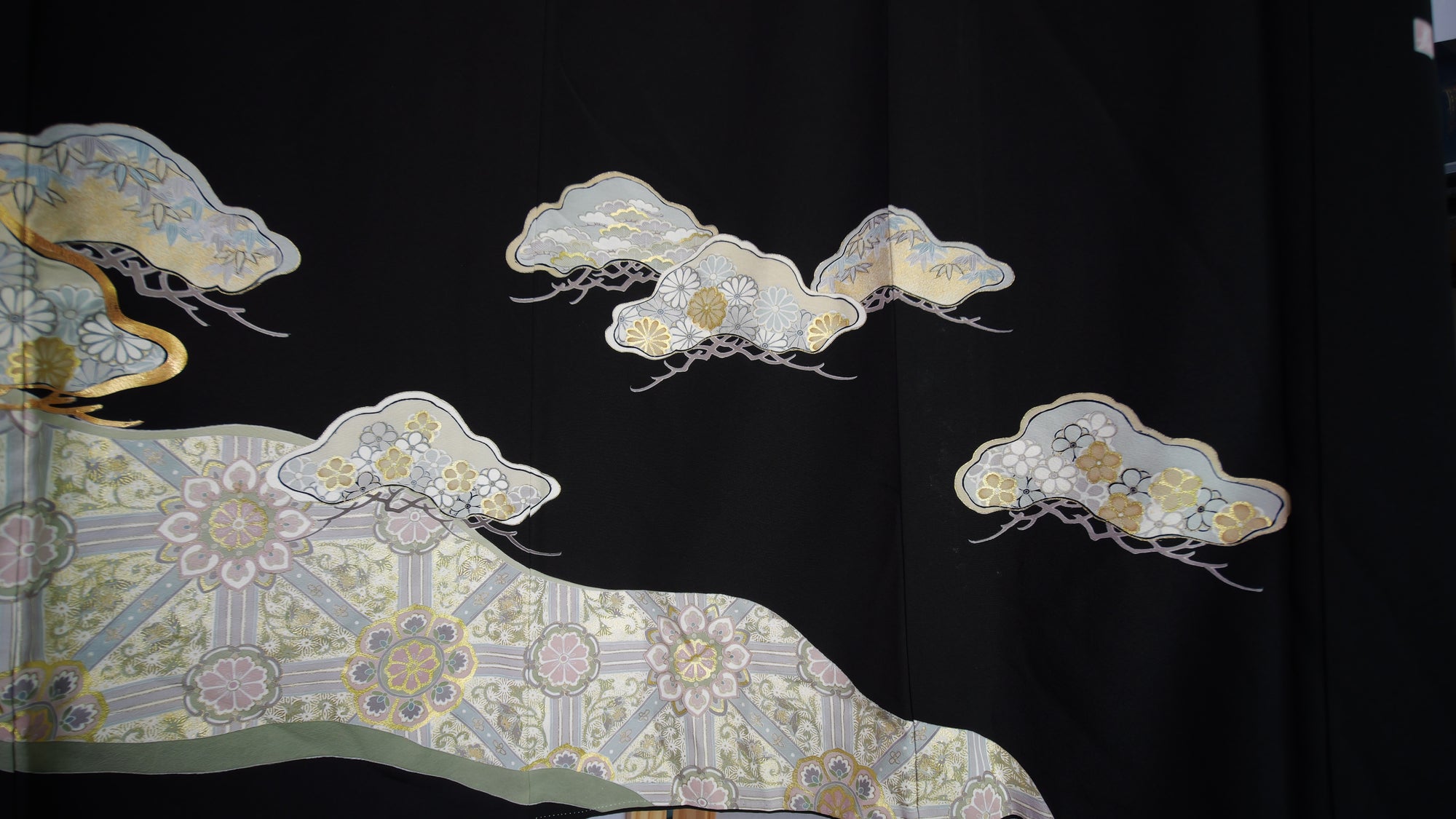 NALB (No Art Left Behind) Fabric: AP27-09 | Black beautiful cloud-shaped patterns
