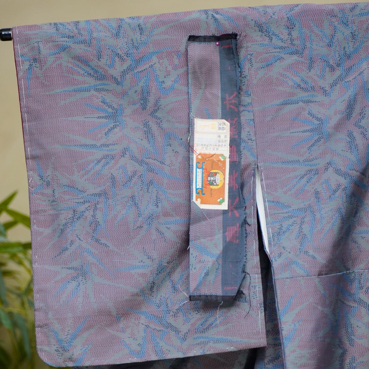 [Certificate] Premium Oshima Fabric: 0923_05 | Shattered Leaves
